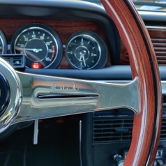 oldtimer BMW with hifi upgrade