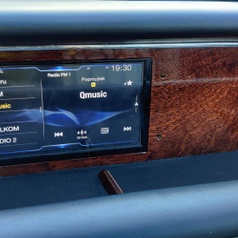 oldtimer BMW with hifi upgrade